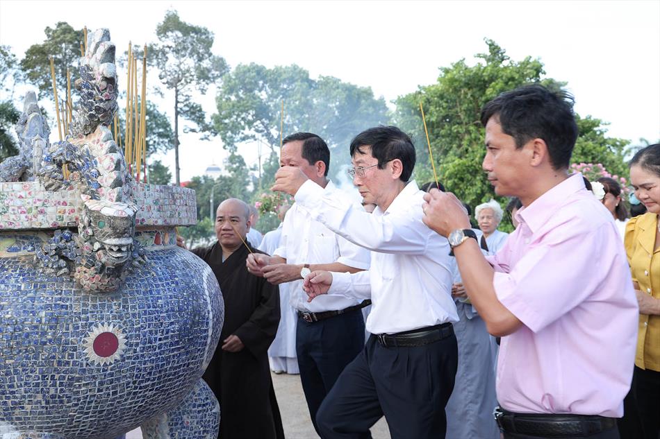 4 THẮP HƯƠNG LIỆT SĨ 4 THẮP HƯƠNG LIỆT SĨ