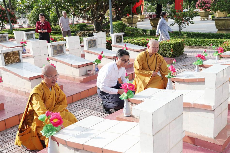 4 THẮP HƯƠNG LIỆT SĨ 4 THẮP HƯƠNG LIỆT SĨ