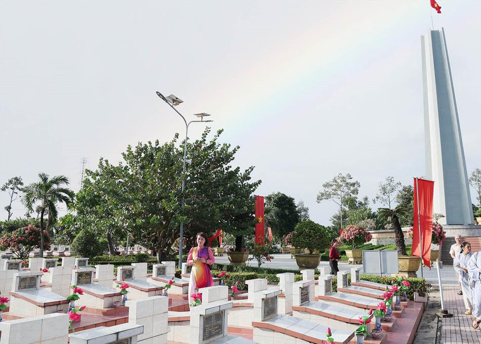 4 THẮP HƯƠNG LIỆT SĨ 4 THẮP HƯƠNG LIỆT SĨ