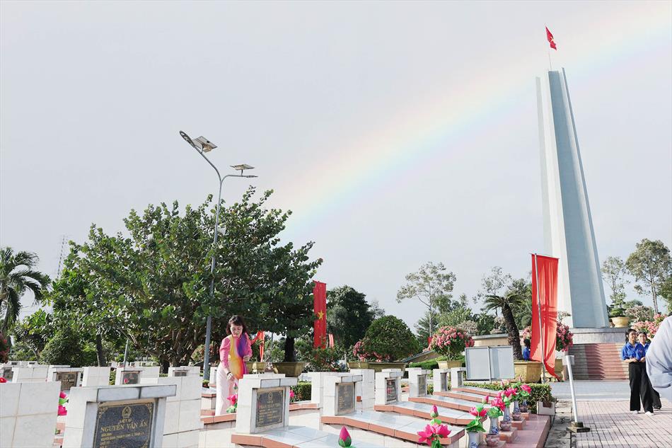 4 THẮP HƯƠNG LIỆT SĨ 4 THẮP HƯƠNG LIỆT SĨ