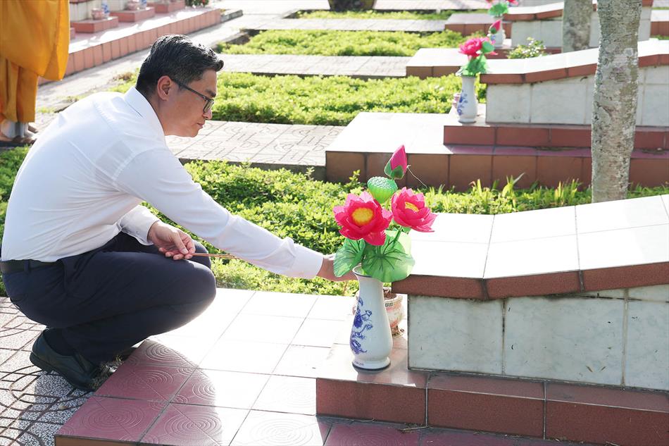4 THẮP HƯƠNG LIỆT SĨ 4 THẮP HƯƠNG LIỆT SĨ