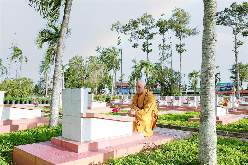 4 THẮP HƯƠNG LIỆT SĨ 4 THẮP HƯƠNG LIỆT SĨ
