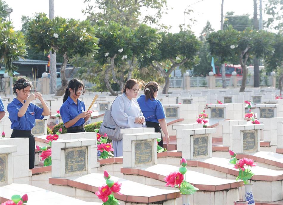 4 THẮP HƯƠNG LIỆT SĨ 4 THẮP HƯƠNG LIỆT SĨ