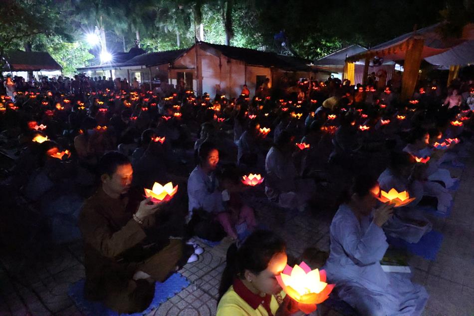 Lung linh đêm hoa đăng mùa báo hiếu chùa Ân Thọ 2023
