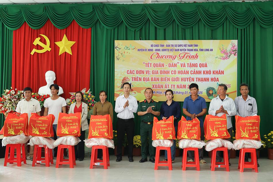 MÙA XUÂN ĐONG ĐẦY YÊU THƯƠNG NƠI BIÊN GIỚI MÙA XUÂN ĐONG ĐẦY YÊU THƯƠNG NƠI BIÊN GIỚI