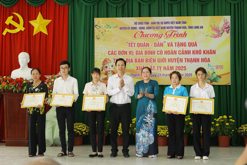MÙA XUÂN ĐONG ĐẦY YÊU THƯƠNG NƠI BIÊN GIỚI MÙA XUÂN ĐONG ĐẦY YÊU THƯƠNG NƠI BIÊN GIỚI