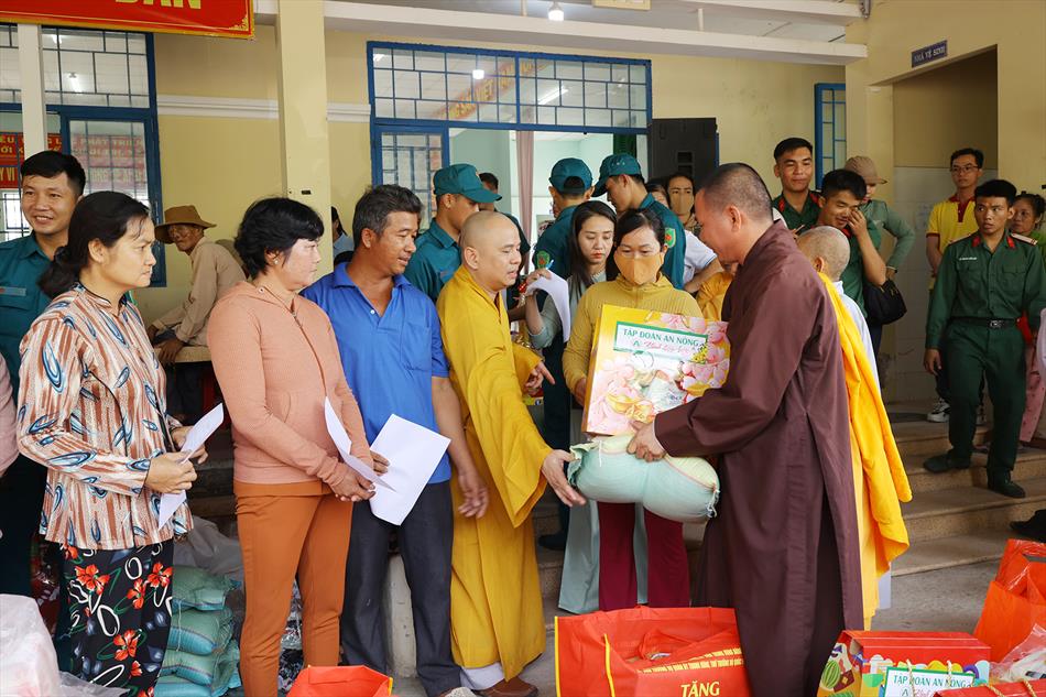 MÙA XUÂN ĐONG ĐẦY YÊU THƯƠNG NƠI BIÊN GIỚI MÙA XUÂN ĐONG ĐẦY YÊU THƯƠNG NƠI BIÊN GIỚI