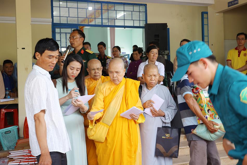 MÙA XUÂN ĐONG ĐẦY YÊU THƯƠNG NƠI BIÊN GIỚI MÙA XUÂN ĐONG ĐẦY YÊU THƯƠNG NƠI BIÊN GIỚI