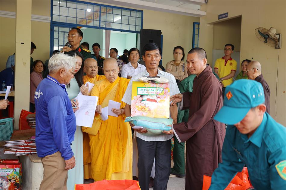 MÙA XUÂN ĐONG ĐẦY YÊU THƯƠNG NƠI BIÊN GIỚI MÙA XUÂN ĐONG ĐẦY YÊU THƯƠNG NƠI BIÊN GIỚI