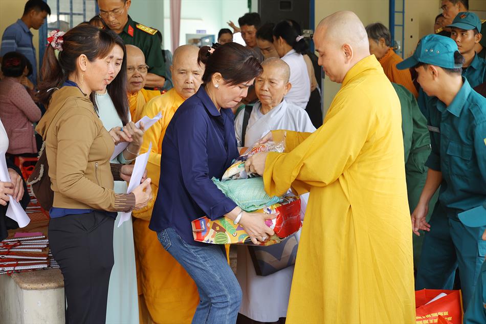 MÙA XUÂN ĐONG ĐẦY YÊU THƯƠNG NƠI BIÊN GIỚI MÙA XUÂN ĐONG ĐẦY YÊU THƯƠNG NƠI BIÊN GIỚI
