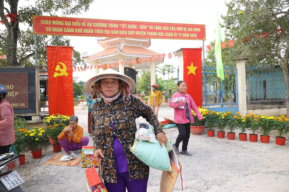 MÙA XUÂN ĐONG ĐẦY YÊU THƯƠNG NƠI BIÊN GIỚI MÙA XUÂN ĐONG ĐẦY YÊU THƯƠNG NƠI BIÊN GIỚI