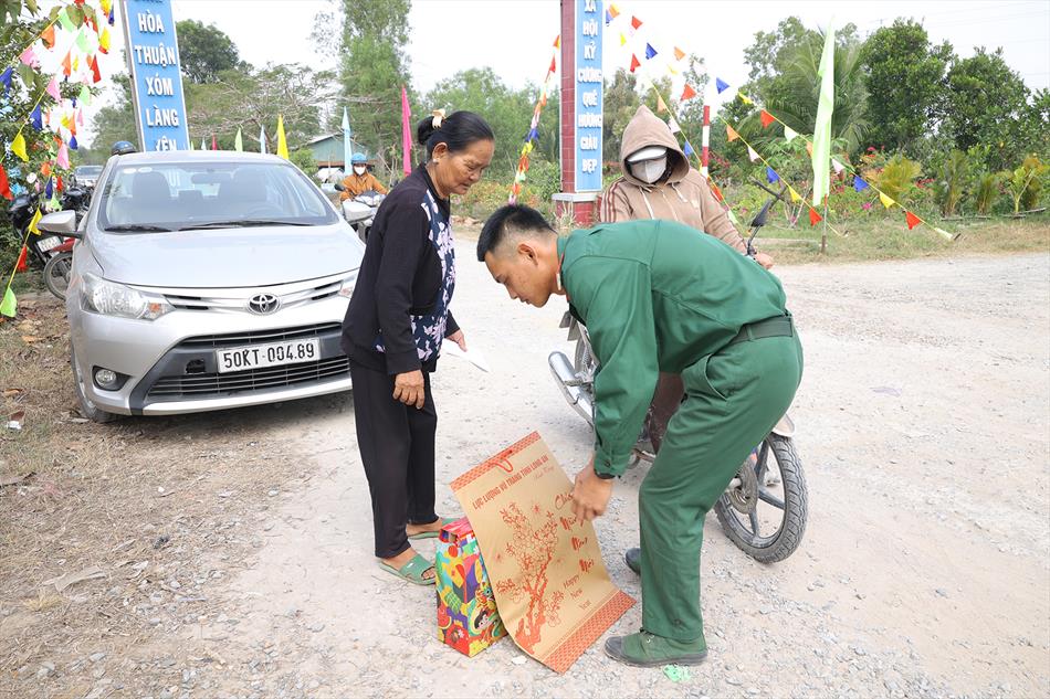 MÙA XUÂN ĐONG ĐẦY YÊU THƯƠNG NƠI BIÊN GIỚI MÙA XUÂN ĐONG ĐẦY YÊU THƯƠNG NƠI BIÊN GIỚI
