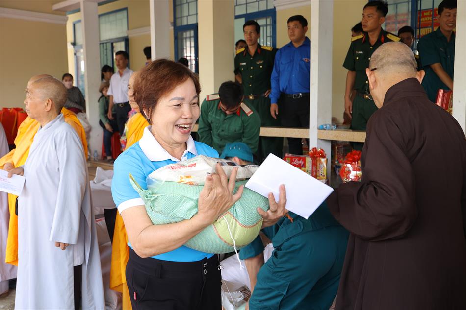 MÙA XUÂN ĐONG ĐẦY YÊU THƯƠNG NƠI BIÊN GIỚI MÙA XUÂN ĐONG ĐẦY YÊU THƯƠNG NƠI BIÊN GIỚI