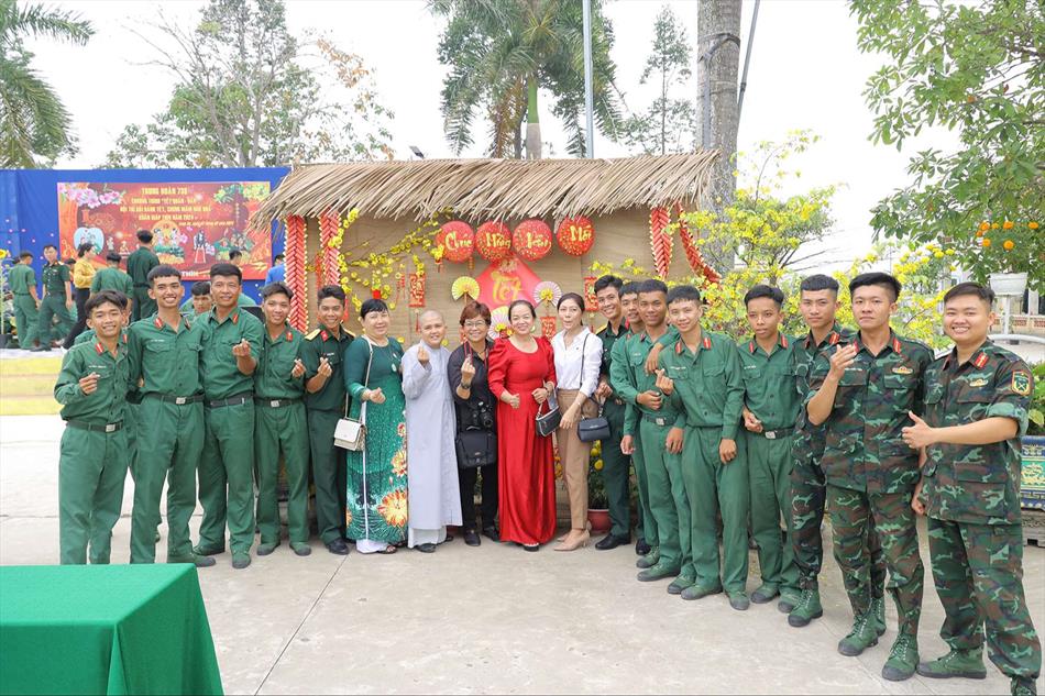 Phật giáo huyện Thạnh Hóa tham gia Tết quân dân của Trung đoàn 738