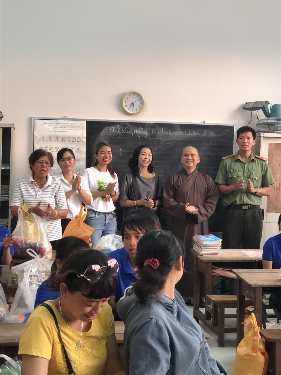 Phát quà cho lớp học tình thương đặc biệt tại Tp Tân An