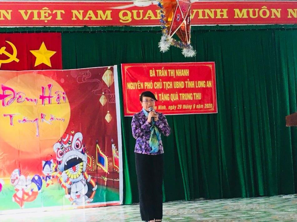 Phát quà Trung thu tại Trường tiểu học Nhơn Ninh A – Tân Thạnh
