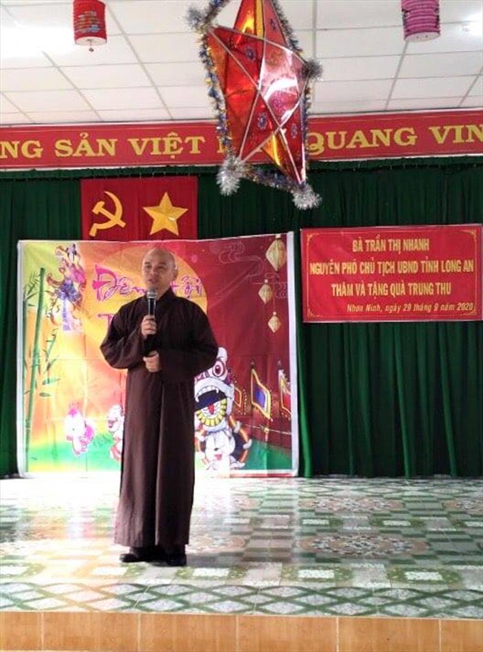 Phát quà Trung thu tại Trường tiểu học Nhơn Ninh A – Tân Thạnh