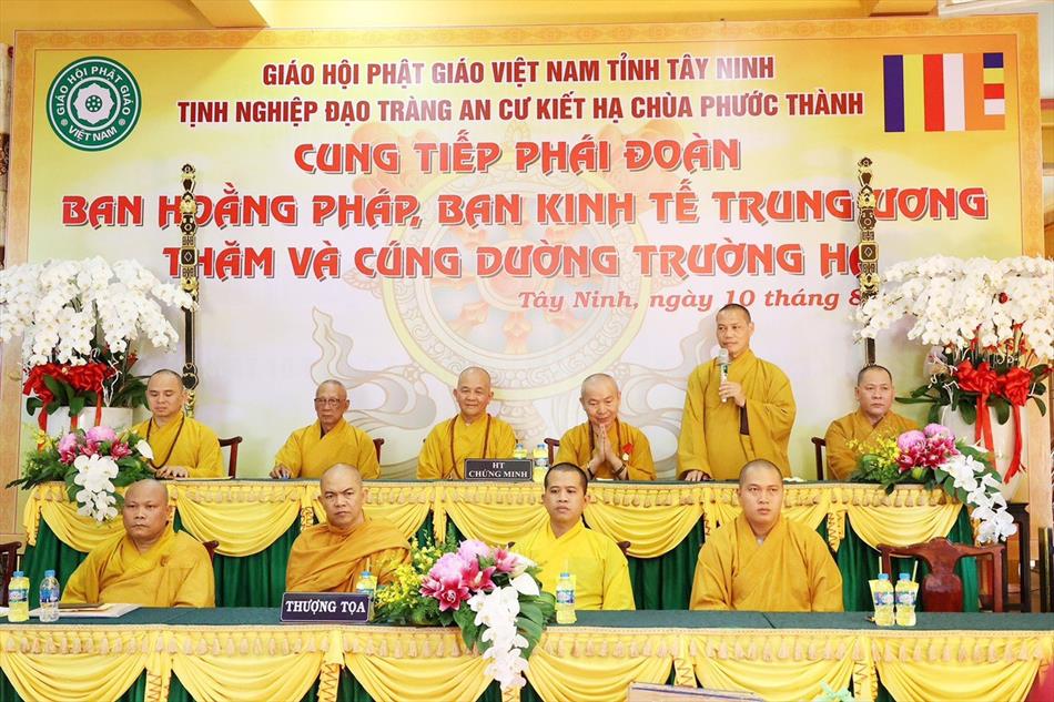Tây Ninh: Ban Hoằng pháp và Ban Kinh tế Tài chánh Trung ương thăm BTS và cúng dường trường hạ