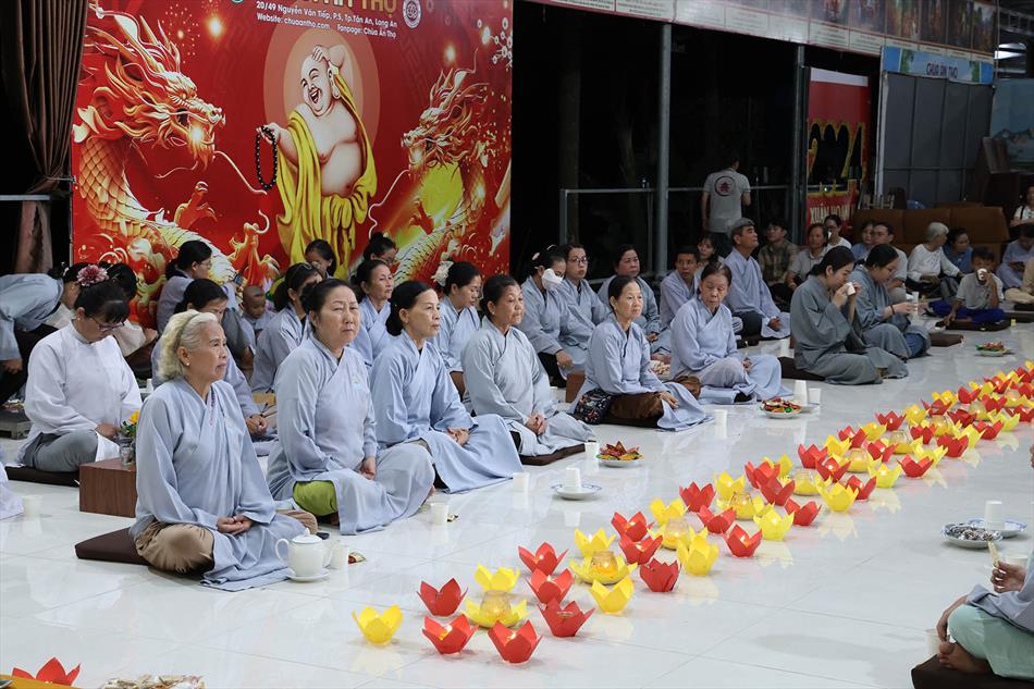 Thiền trà & tọa đàm Vesak của Ban Hoằng pháp tỉnh Long An: giây phút an trú và tri ân Đức Phật Thiền trà & tọa đàm Vesak của Ban Hoằng pháp tỉnh Long An: giây phút an trú và tri ân Đức Phật