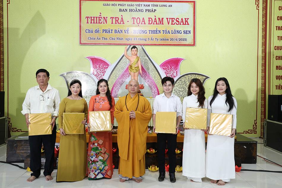 Thiền trà & tọa đàm Vesak của Ban Hoằng pháp tỉnh Long An: giây phút an trú và tri ân Đức Phật Thiền trà & tọa đàm Vesak của Ban Hoằng pháp tỉnh Long An: giây phút an trú và tri ân Đức Phật