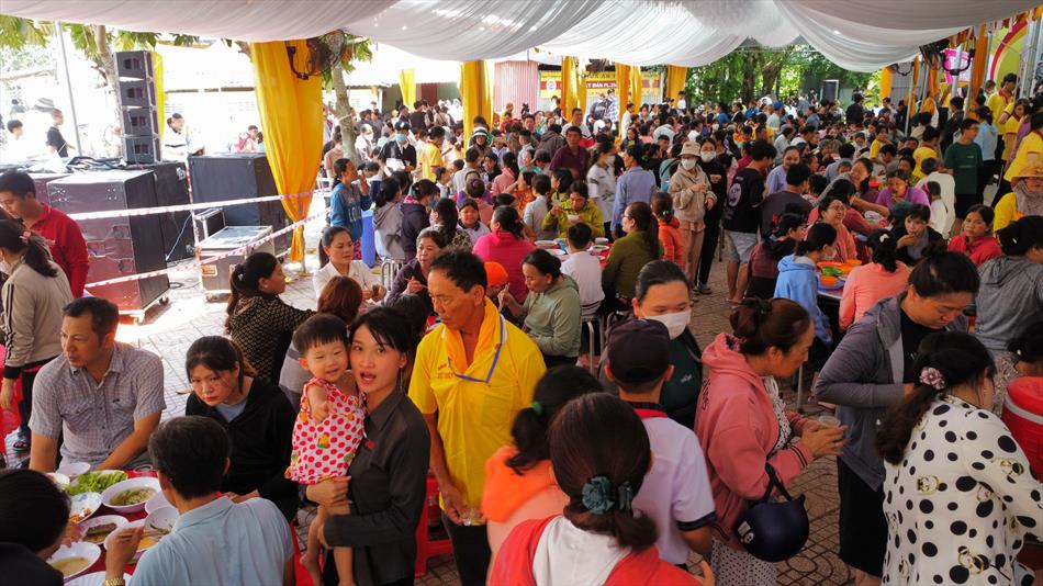 Tiếp đón hàng ngàn khách đến chùa Ân Thọ vào sáng đến trưa ngày Rằm tháng Bảy