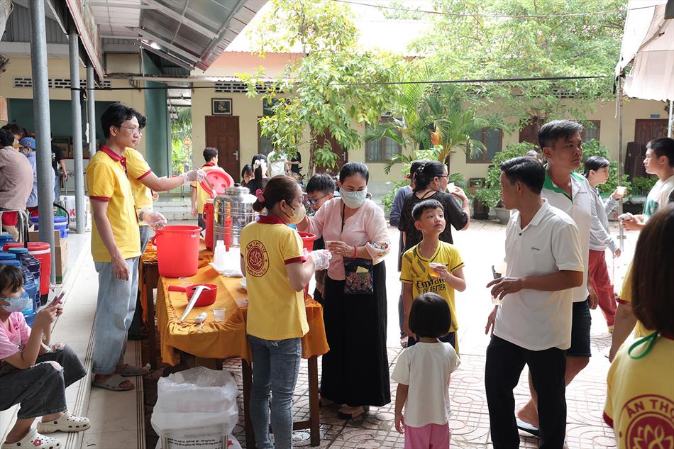 4 CHIÊU ĐÃI KHÁCH THẬP PHƯƠNG 4 CHIÊU ĐÃI KHÁCH THẬP PHƯƠNG