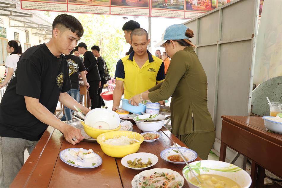 4 CHIÊU ĐÃI KHÁCH THẬP PHƯƠNG 4 CHIÊU ĐÃI KHÁCH THẬP PHƯƠNG