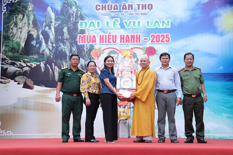 3 TIẾP ĐÓN ĐOÀN LÃNH ĐẠO CHÍNH QUYỀN TỈNH ĐẾN CHÚC MỪNG 3 TIẾP ĐÓN ĐOÀN LÃNH ĐẠO CHÍNH QUYỀN TỈNH ĐẾN CHÚC MỪNG