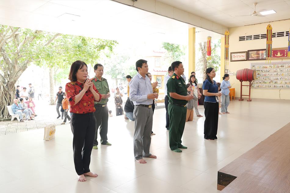 3 TIẾP ĐÓN ĐOÀN LÃNH ĐẠO CHÍNH QUYỀN TỈNH ĐẾN CHÚC MỪNG 3 TIẾP ĐÓN ĐOÀN LÃNH ĐẠO CHÍNH QUYỀN TỈNH ĐẾN CHÚC MỪNG