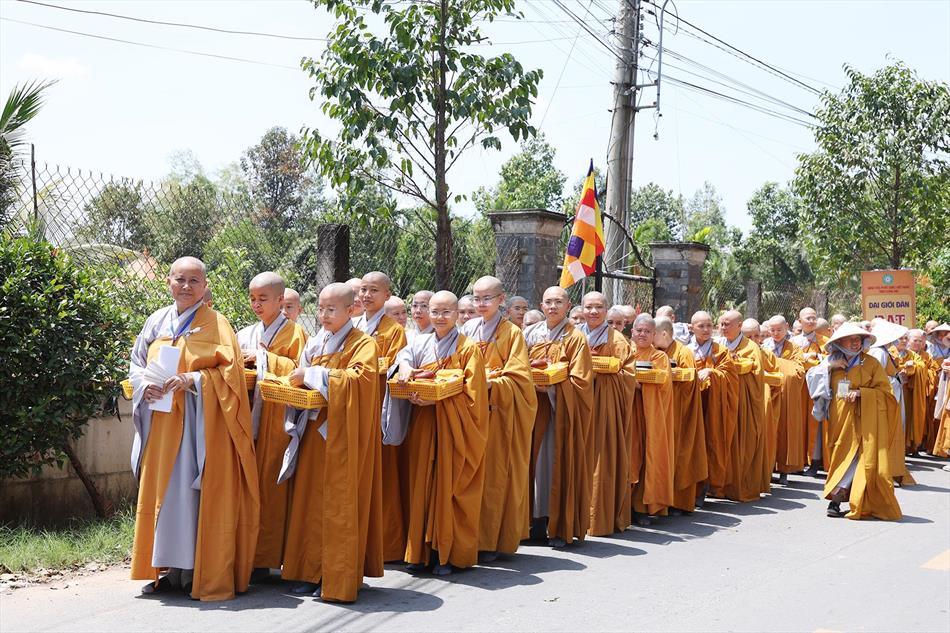 Tỳ-kheo-ni Cầu Thọ Chánh Pháp Đại Tăng Tại Đại Giới Đàn Đạt Pháp