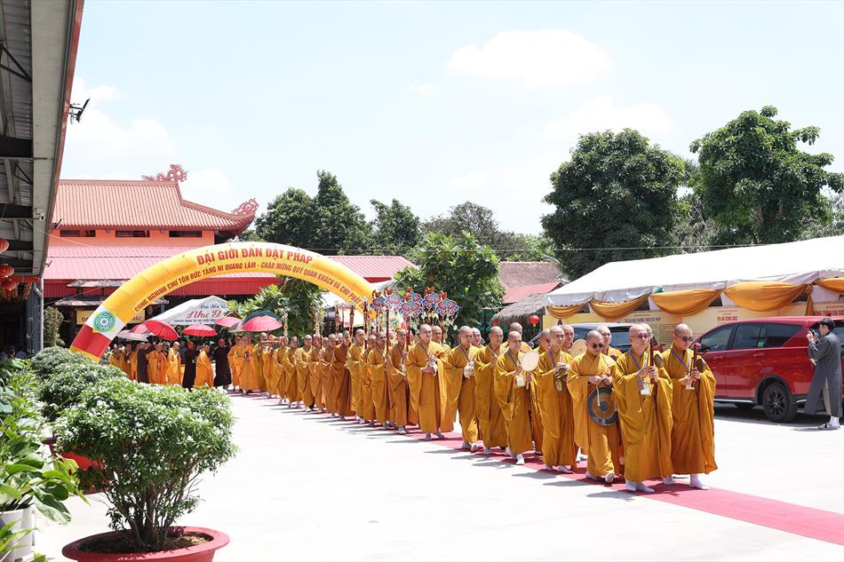 Tỳ-kheo-ni Cầu Thọ Chánh Pháp Đại Tăng Tại Đại Giới Đàn Đạt Pháp