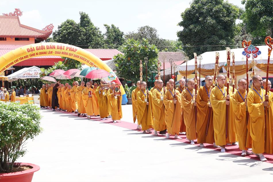 Tỳ-kheo-ni Cầu Thọ Chánh Pháp Đại Tăng Tại Đại Giới Đàn Đạt Pháp