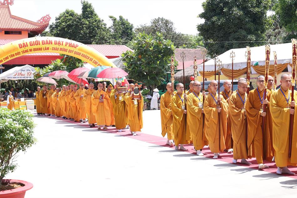 Tỳ-kheo-ni Cầu Thọ Chánh Pháp Đại Tăng Tại Đại Giới Đàn Đạt Pháp