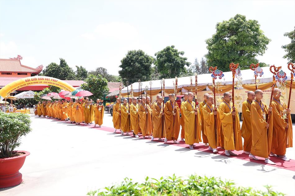 Tỳ-kheo-ni Cầu Thọ Chánh Pháp Đại Tăng Tại Đại Giới Đàn Đạt Pháp