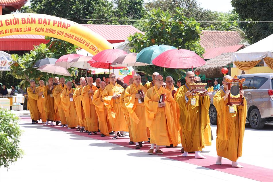 Tỳ-kheo-ni Cầu Thọ Chánh Pháp Đại Tăng Tại Đại Giới Đàn Đạt Pháp