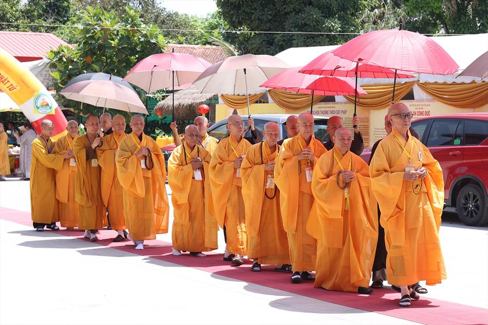 Tỳ-kheo-ni Cầu Thọ Chánh Pháp Đại Tăng Tại Đại Giới Đàn Đạt Pháp