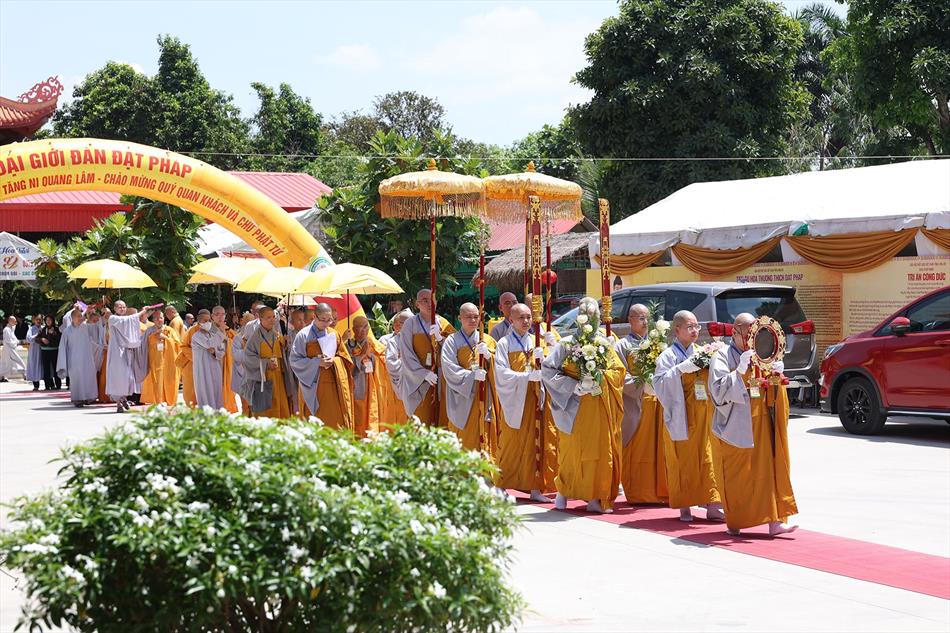 Tỳ-kheo-ni Cầu Thọ Chánh Pháp Đại Tăng Tại Đại Giới Đàn Đạt Pháp