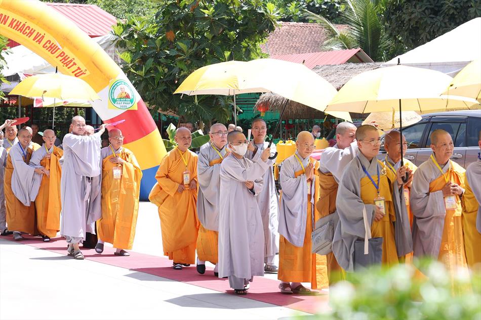 Tỳ-kheo-ni Cầu Thọ Chánh Pháp Đại Tăng Tại Đại Giới Đàn Đạt Pháp