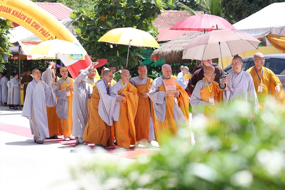 Tỳ-kheo-ni Cầu Thọ Chánh Pháp Đại Tăng Tại Đại Giới Đàn Đạt Pháp