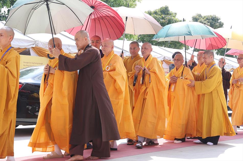 Tỳ-kheo-ni Cầu Thọ Chánh Pháp Đại Tăng Tại Đại Giới Đàn Đạt Pháp