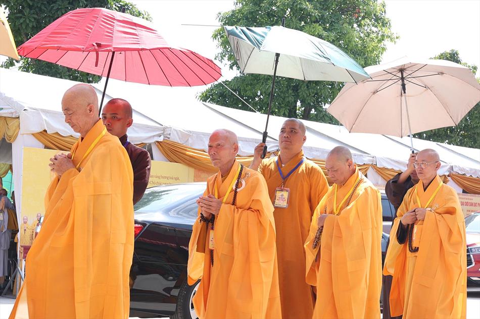 Tỳ-kheo-ni Cầu Thọ Chánh Pháp Đại Tăng Tại Đại Giới Đàn Đạt Pháp