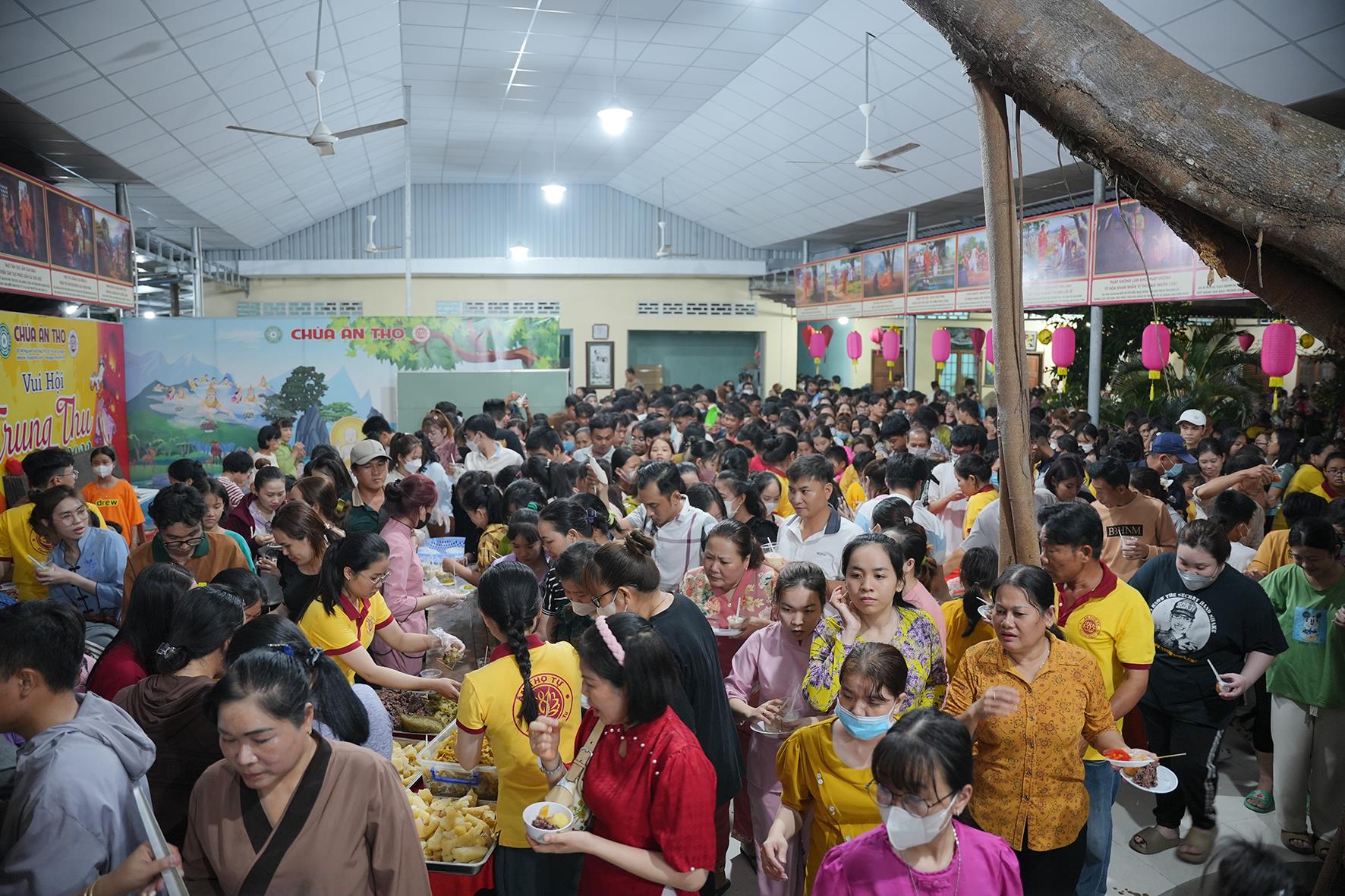 Hàng ngàn người tham dự tiệc buffet bánh Tết Nguyên tiêu chùa Ân Thọ 2024 