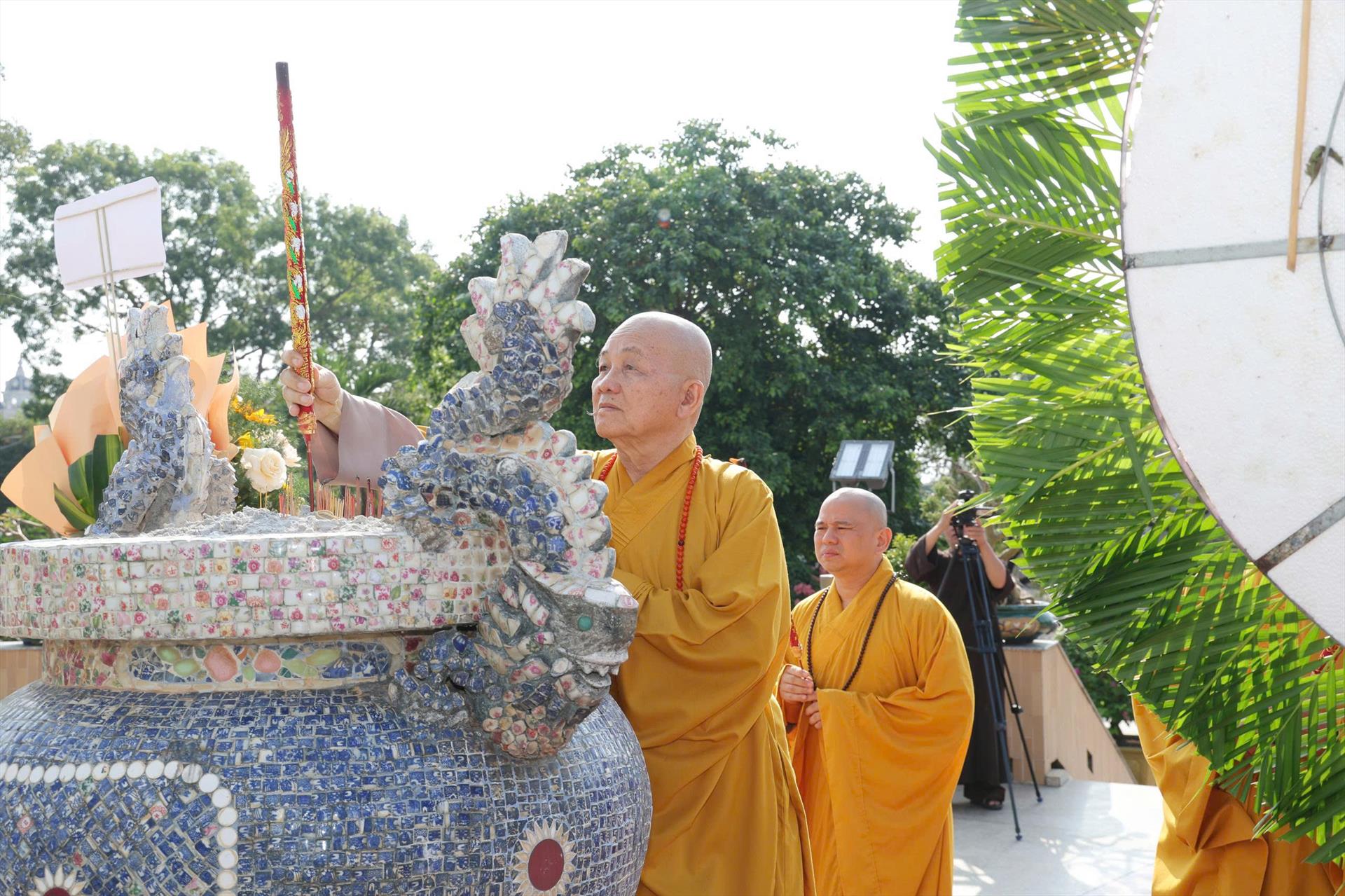 LỄ VIẾNG NGHĨA TRANG LIỆT SĨ NHÂN ĐẠI HỘI ĐẠI BIỂU PHẬT GIÁO TỈNH TÂY NINH LẦN THỨ NHẤT